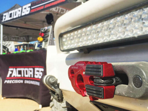 Hak z zabezpieczeniem UltraHook (TRUCK,SUV) Factor55 00250-01 - czerwony - obrazek 4