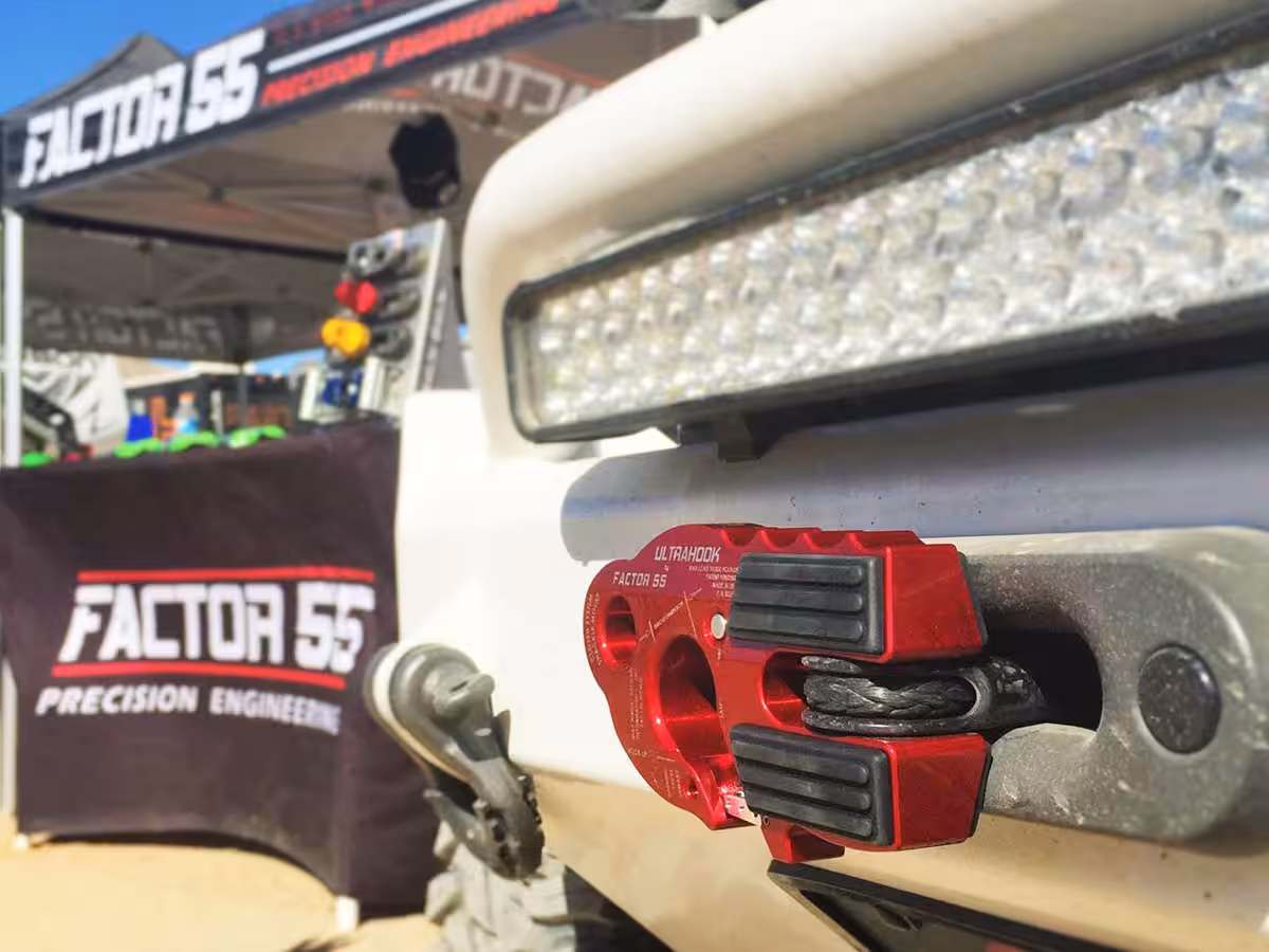 Hak z zabezpieczeniem UltraHook (TRUCK,SUV) Factor55 00250-01 - czerwony - obrazek 4